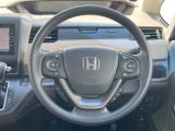 インテリアに合わせたデザインのステアリングは、運転される方のことも考え、運転しやすい形状、大きさです。是非一度、実際に触ってお確かめください。