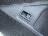 運転席ドアに設置されるスイッチで車から降りることなく簡単にリヤゲートを開けることができます。