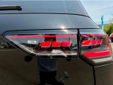 ダイナミックターンインジケーター付き3DのLEDテールランプ。ウィンカーの光が流れるように点滅、後続車からの視認性が高まり、万一の追突の危険性を軽減します。