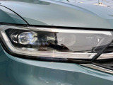 LEDマトリックスヘッドライト「IQ.LIGHT」。マトリックスモジュールに搭載されたLEDを個別に点灯点滅することで、眩惑を最小限に、照射エリアは最大限に確保する最新のヘッドライトシステムです。
