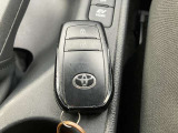 今のクルマには当然のように付いていますが、やっぱりあると便利なスマートキー。ボタン一つでクルマの鍵の開閉が可能です。