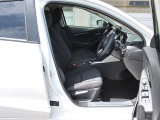体を優しく包み込むシートは、運転中の不安を和らげます。しっかりとしたホールド感で、カーブも安心して曲がることができます。