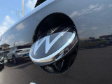 リヤのVWエンブレム内蔵式バックカメラ搭載です。ギアの「R」に入れるとカメラが出てきて、「R」以外に入れて、しばらくすると自動で元に戻ります。雨の日でも雫がレンズに付きにくく、映像がクリアに映ります