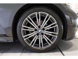 【BMWアロイホイール】軽量かつ強度に拘ったアロイホイール。走行性能ポテンシャルを引き出す設計。タイヤのサイドウォールが強化されたランフラットタイヤは、パンク時にタイヤがつぶれてもリムから外れません。