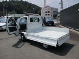 三方開きのバックドアなので、狭いスペースでも荷物の乗せ降ろしができてとっても便利ですよ!