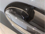 【スマートキー】車両のキーをカバンやポケットに入れたまま、お車の開閉が可能で御座います。お車の前に立ってキーを探す必要が御座いません。