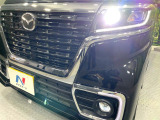 【LEDヘッドライト】悪天候や夜間走行時も良好な視界を確保し安心して運転できる高輝度LEDヘッドライトを装備!点灯速度が早く、消費電力も抑えられています。