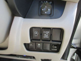 まるでタクシーのように運転席からのスイッチ操作で遠隔開閉できる助手席側オートスライドドアで、送迎も楽々♪雨の日も濡れません!(^^)!エマージェンシーブレーキ・横滑り防止装置も装備!!