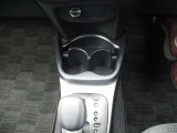 運転席・助手席間にカップホルダーあります☆