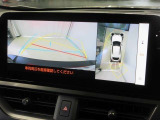 パノラミックビューモニター付きです。車両を上から見たような映像をディスプレイオーディオ画面に表示。運転席からの目視だけでは見にくい、車両周辺の状況をリアルタイムでしっかり確認できます。