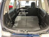 後席を倒して、荷物専用のスペースにした状態です。これなら長いものも積めますし、ご旅行や趣味に活用できますね。