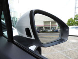 【ブラインドスポットアシスト】 車線変更アシスト機能。ドライバーの死角となる後方側面に車両を検知した際、ドアミラーに内蔵された警告灯が点滅しドライバーに注意を促します。