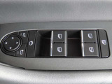 運転席のパワーウインドースイッチ部です。よく触れる場所だからこそ、使用状態があらわれますよね。ぜひこうした所もチェックしてください。