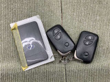 手荷物が多いときでも、スマートキーをバッグやポケットに携帯していれば、キーを取り出すことなくドアの解錠・施錠ができます
