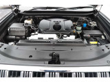 エンジンルームの樹脂部分は丁寧に磨いてツヤをだしています。当社の中古車のエンジンルームクリーニングはとても自信があります★