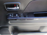 運転席ドアのパワーウインドウ操作スイッチと電格ドアミラーのリモコンスイッチです。狭い駐車場やすれ違い時にドアミラーが遠隔操作で格納できると大変便利です。