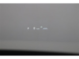 ヘッドアップディスプレイ(HUD)です。運転に必要な情報をフロントガラスの視野内に投影することで視線を外さず確認できます。視線移動や焦点調節が少なくて済むので安全性の向上に貢献します。