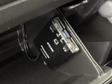 【ETC】有料道路を利用する際に料金所で停止することなく通過できる、ETC車載器(ノンストップ自動料金収受システム機器)が装備されています。セットアップを行うことで利用可能になります。