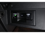ETC2.0対応車載器。全国の高速道路に設置されたITSスポットとの高速大容量(ETCの4倍)、双方向通信で、世界初の路車協調システムによる運転支援サービスを受けることができます。