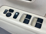【電動格納ミラー】サイドミラーは電動格納式となっており、狭い駐車場でもキズがつくリスクを抑えられます。
