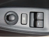 運転席のパワーウインドースイッチ部です。よく触れる場所だからこそ、使用状態があらわれますよね。ぜひこうした所もチェックしてください。