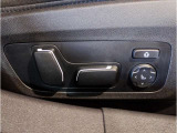 【コックピットシート】BMW車の主役席。車体中央にくる様に配置し車両重心とが一致する事でドライバーと車との一体感あるドライビングを実現。人間工学に基づき形成した形状が長時間のドライブ疲労も軽減します!