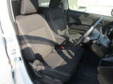 運転席シートはシートヒーターを内蔵しているので、寒い冬の朝でもお尻からポッカポカ♪ロングドライブの疲労を軽減するアームレストを装備