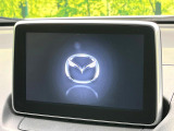【マツダコネクトナビ】車内の雰囲気にマッチした一体型タイプのナビ。各種車輌設定やBluetooth再生等、様々な機能が楽しめます。直感的なダイヤル操作が可能で、使い勝手も良好です。