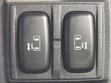 【両側パワースライドドア】スマートキーや運転席のスイッチで後席両側スライドドアの開閉が可能♪電動だから力を入れてドアを開ける必要が無く、小さなお子様でも簡単に開け閉めでき快適です♪