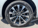 アルミホイールは大径の19インチ 5-Vスポーク7.5J×19インチ ダイヤモンドカット/ブラック 235/55R19 コンチネンタルEC6を装着