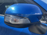 周りの車に「ウインカー&ハザード」を気付いてもらえる装備です。
