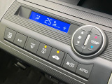 【オートエアコン】一度お好みの温度に設定すれば、車内の温度を検知し風量や温度を自動で調整。暑い…寒い…と何度もスイッチ操作をする必要はありません。快適な車内空間には必須の機能ですね♪