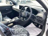 ゆったり、しっかりと座れるシートに運転席は高さ調節可能なパワーシート付き!シート位置の前後と高さ、レバーの上下左右の調節で自分にあったポジションを見つけることができます!