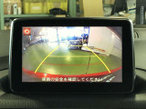 ご覧のように後方の死角をサポートしてくれるバックカメラ付きとなっております☆