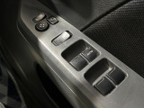 【電動格納ミラー】サイドミラーは電動格納式となっており、狭い駐車場でもキズがつくリスクを抑えられます。