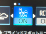 【ブラインドスポットモニター】走行中、ドアミラーの死角になりやすい箇所に後続車が接近するとサイドミラーのレンズに警告を表示!ドライバーに注意喚起をしてくれます。