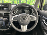 インテリアに合わせたデザインのステアリングは、運転される方のことも考え、運転しやすい形状、大きさです。是非一度、実際に触ってお確かめください。