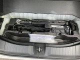 トランクルームには工具とパンク修理キットがあります。