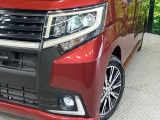 【LEDヘッドライト】悪天候や夜間走行時も良好な視界を確保し安心して運転できる高輝度LEDヘッドライトを装備!点灯速度が早く、消費電力も抑えられています。