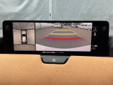 狭い場所での駐車やすれ違いなどでより的確な運転操作に役立つ360°ビューモニターが装備されています。