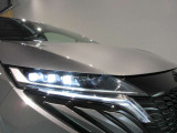 アクティブLEDヘッドライトシステムです対向車や先行車に照射しないよう自動でハイビームの照射範囲を切り替えます 夜間走行時とても役立ちます