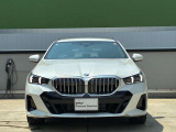 【BMWの伝統】BMWの特徴的な“キドニーグリル”は、80年以上続く伝統の形でございます。変わらないこだわりのデザインが、プレミアムブランド“BMW”を創り出します。