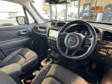 ステアリングを握ればJeepワールドが目の前に広がります。
