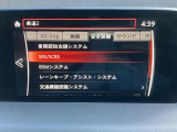 【スマート・ブレーキ・サポート】 高精度で検知できるミリ派レーダーで先行車を捕捉。15km/h以上で走行中に、車間距離の変化に応じて警報。基準値を超えた場合に、段階的にブレーキを作動します。