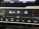 【オートエアコン】一度お好みの温度に設定すれば、車内の温度を検知し風量や温度を自動で調整。暑い…寒い…と何度もスイッチ操作をする必要はありません。快適な車内空間には必須の機能ですね♪