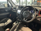 ステアリングを握ればJeepワールドが目の前に広がります。