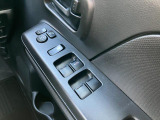 パワーウィンドウのスイッチですよ。 運転席に居ながら窓を開け閉めのコントロールできますよ。