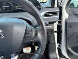 快適なショールームにて、お車選びのお手伝いから、ご購入後の整備待ちまで、ご対応致します。