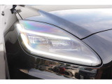 LEDシグネイチャー付きヘッドライトは高輝度・高視野角のLEDで、夜間でも安定した視界を確保し安全なドライブをサポートします。