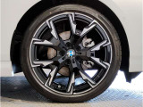 【BMWアロイホイル】軽量かつ強度に拘ったアロイホイル。走行性能ポテンシャルを引き出す設計。車の足元を引き締めてくれる大きなポイントはアロイホイルです。